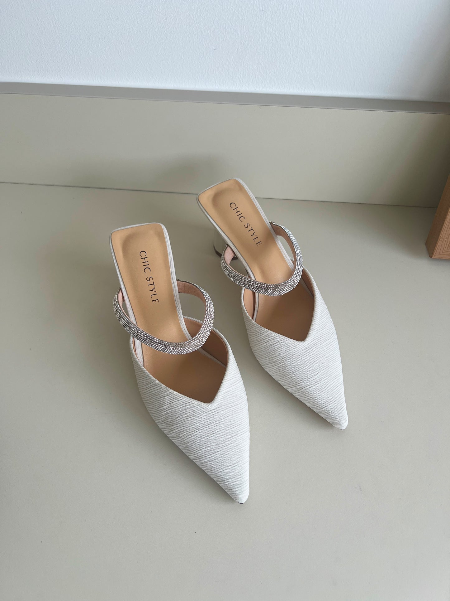 Bailey Rhinestones Pointed Heels (White / Size 36)