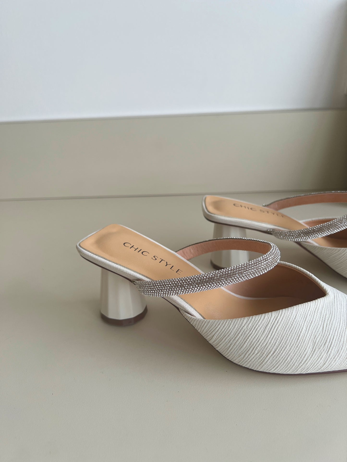 Bailey Rhinestones Pointed Heels (White / Size 36)