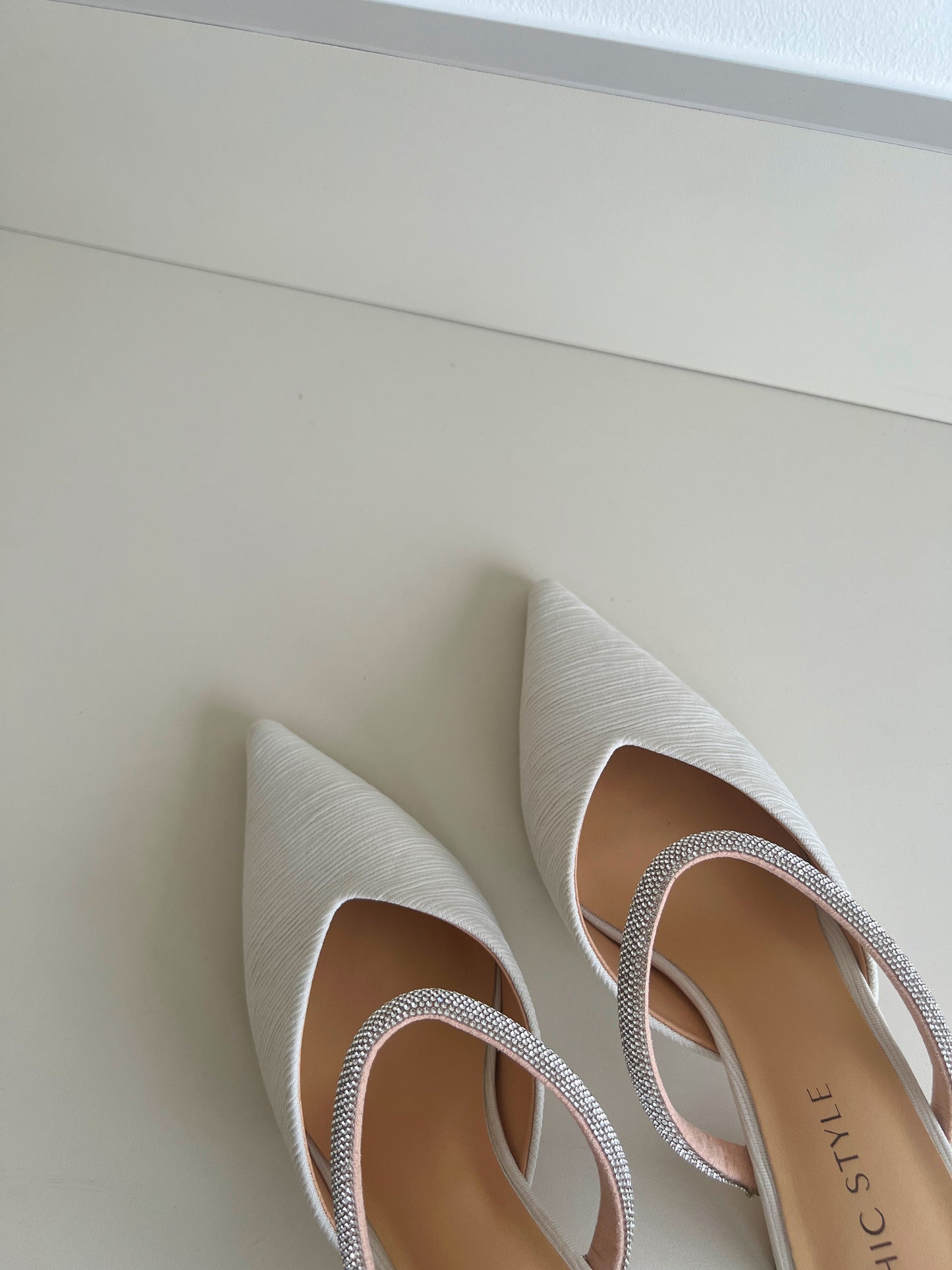 Bailey Rhinestones Pointed Heels (White / Size 36)