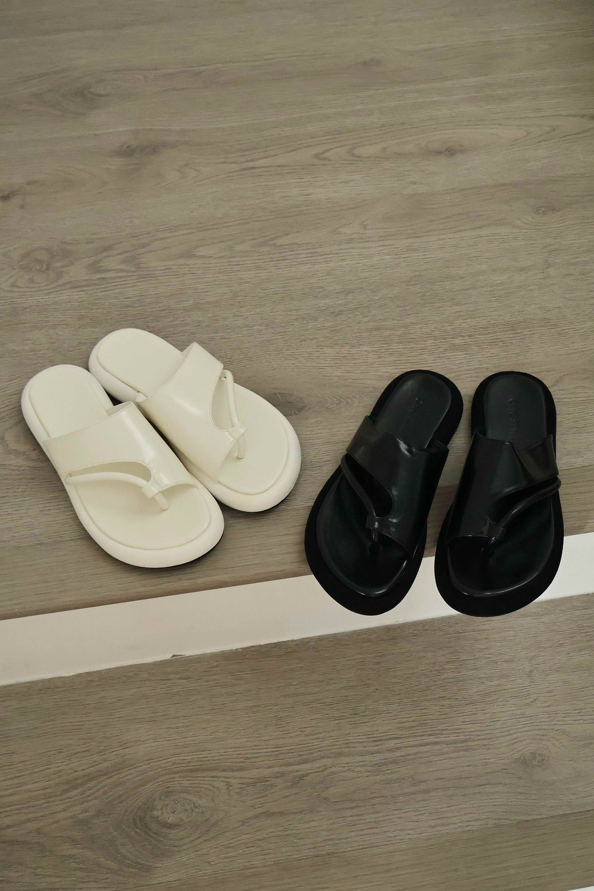 Jolie Loop Toe Sandals (Cream White)