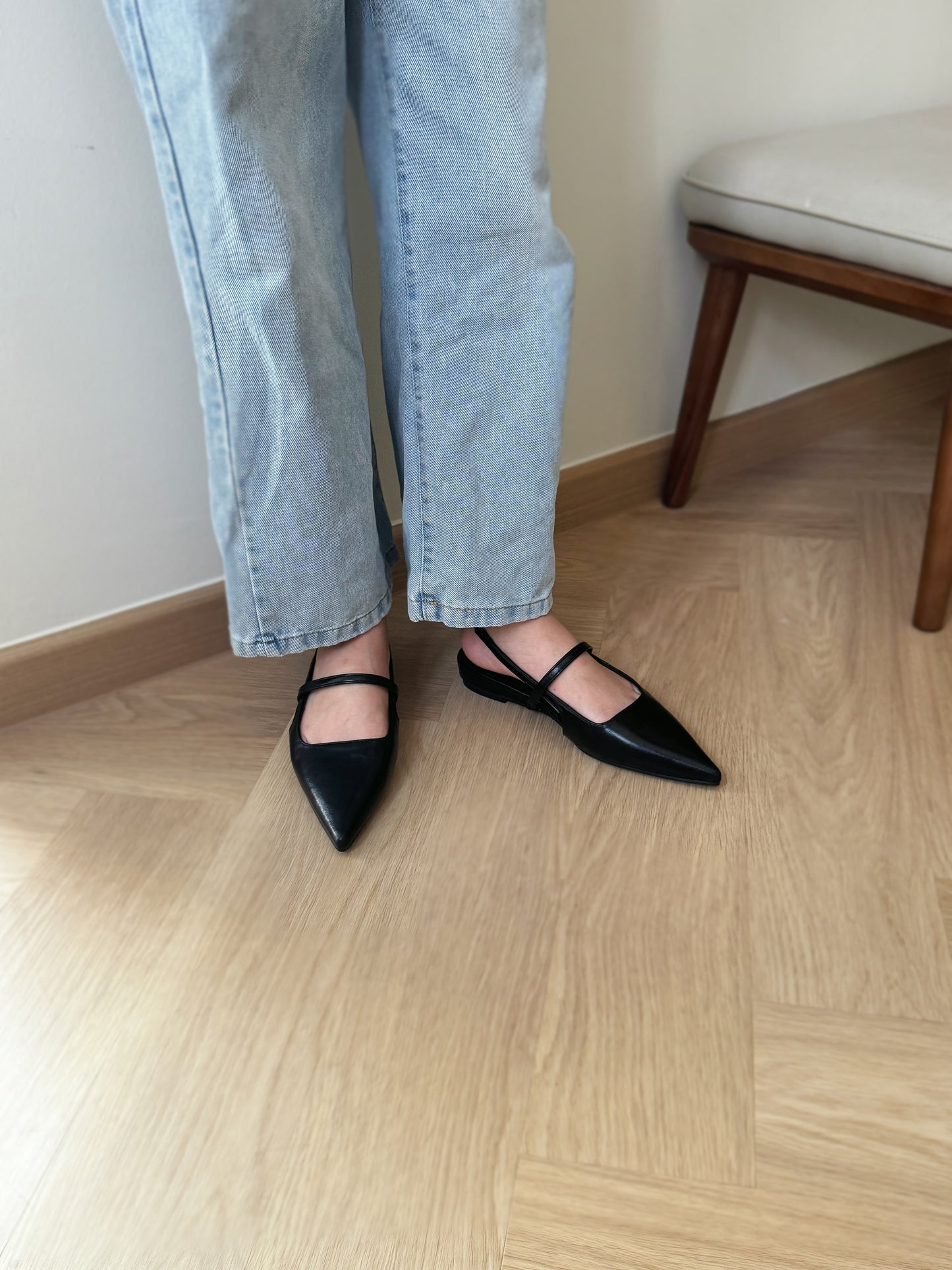 Riley Pointed Flats (Black)