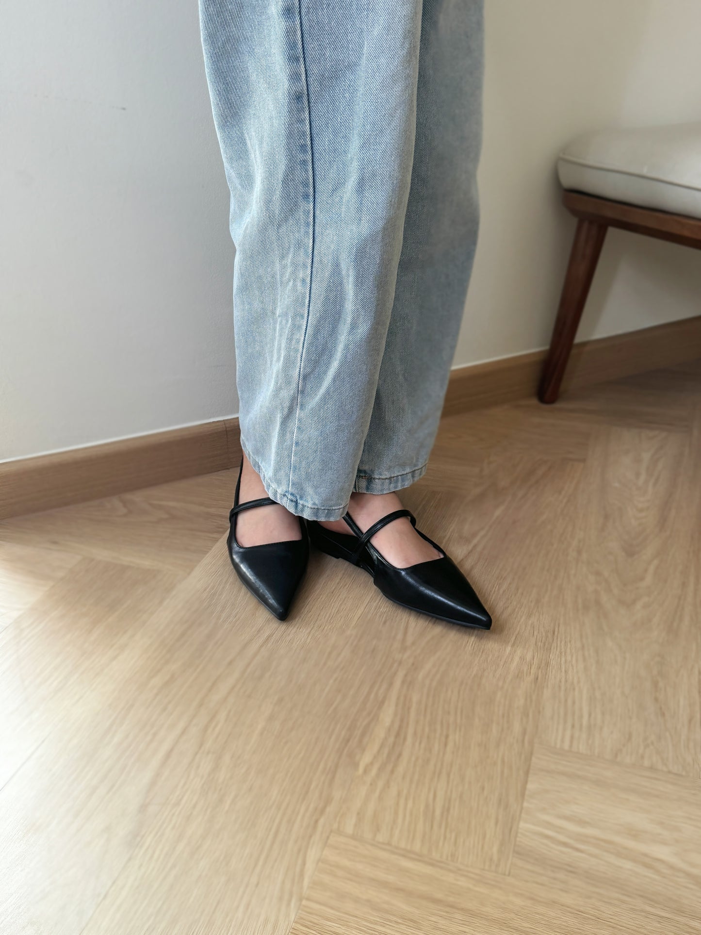Riley Pointed Flats (Black)
