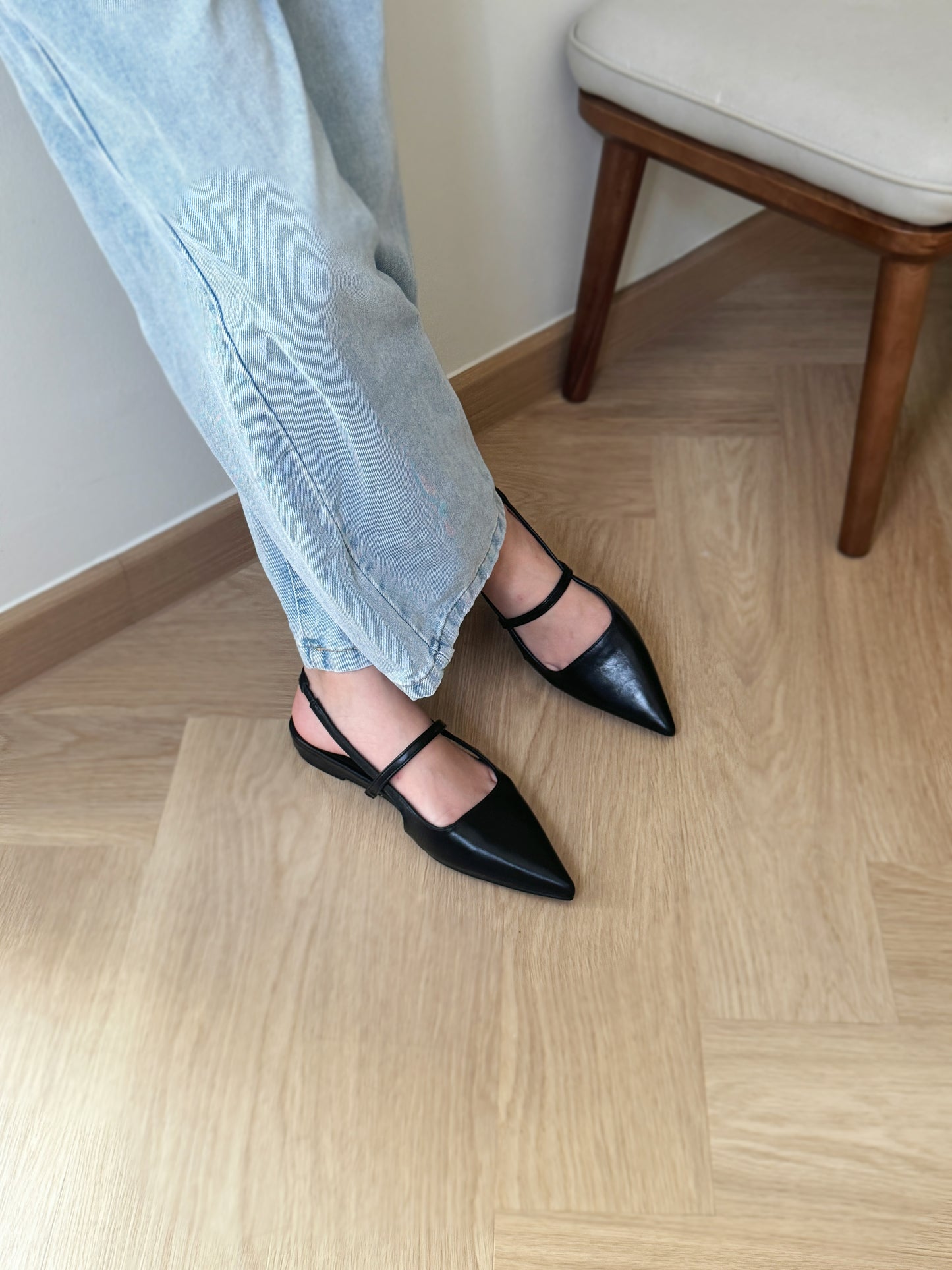 Riley Pointed Flats (Black)
