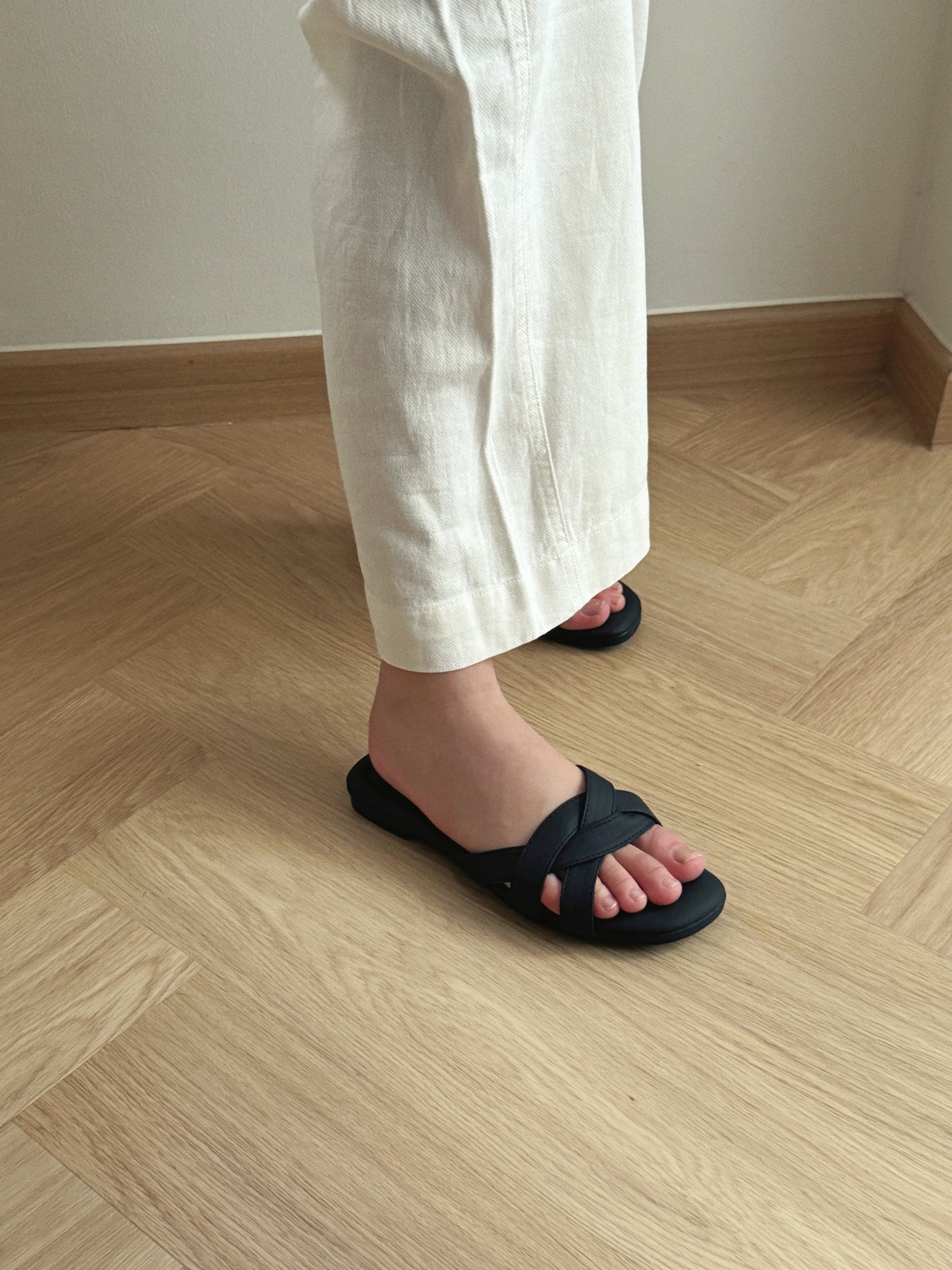 Larina Interlock Comfy Sandals (Black)