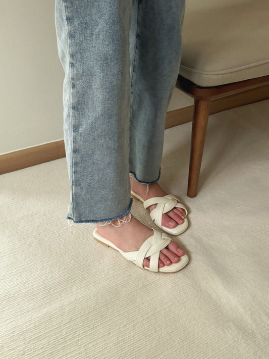 Larina Interlock Comfy Sandals (Cream White)