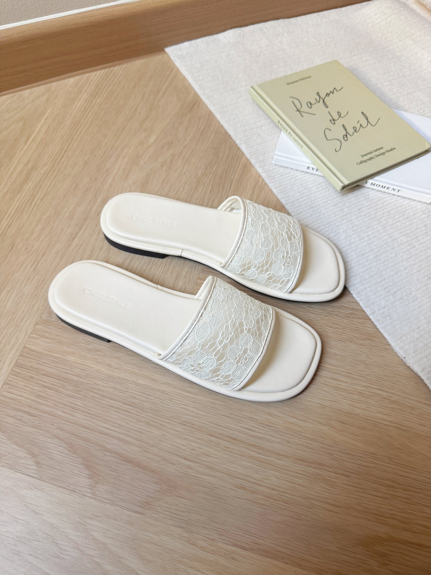 Wendy Lace Sandals (CreamWhite)