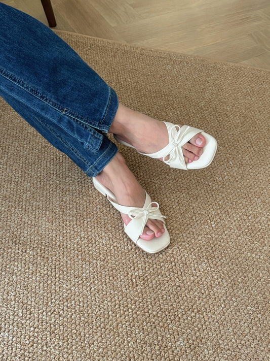 Daniella Cute Bow Comfy Sandals (Cream)