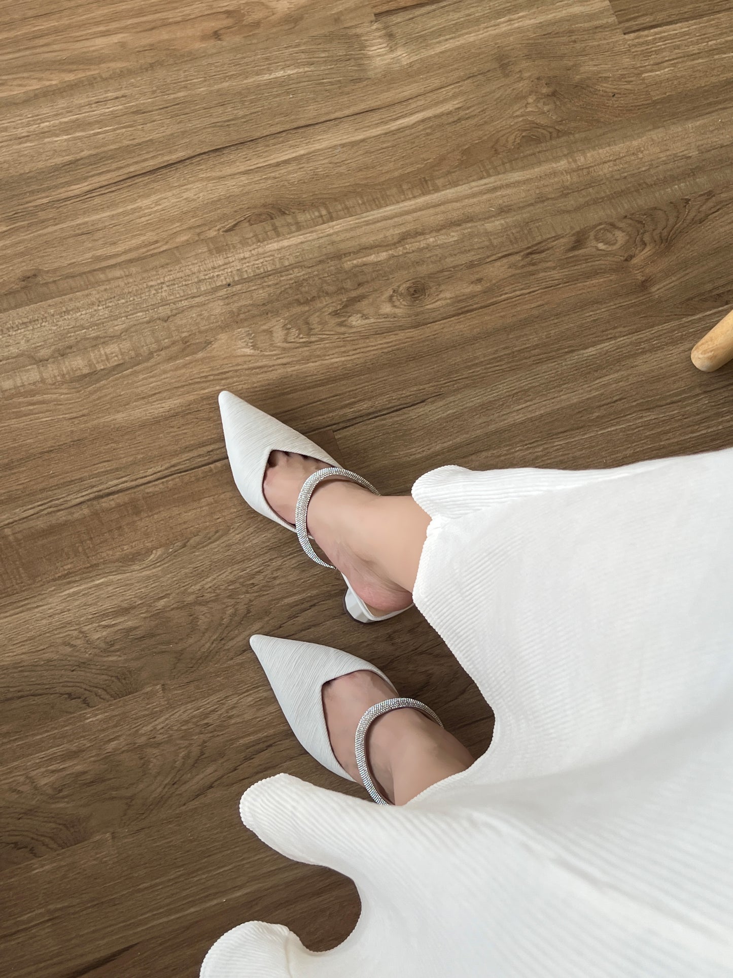 Bailey Rhinestones Pointed Heels (White / Size 36)