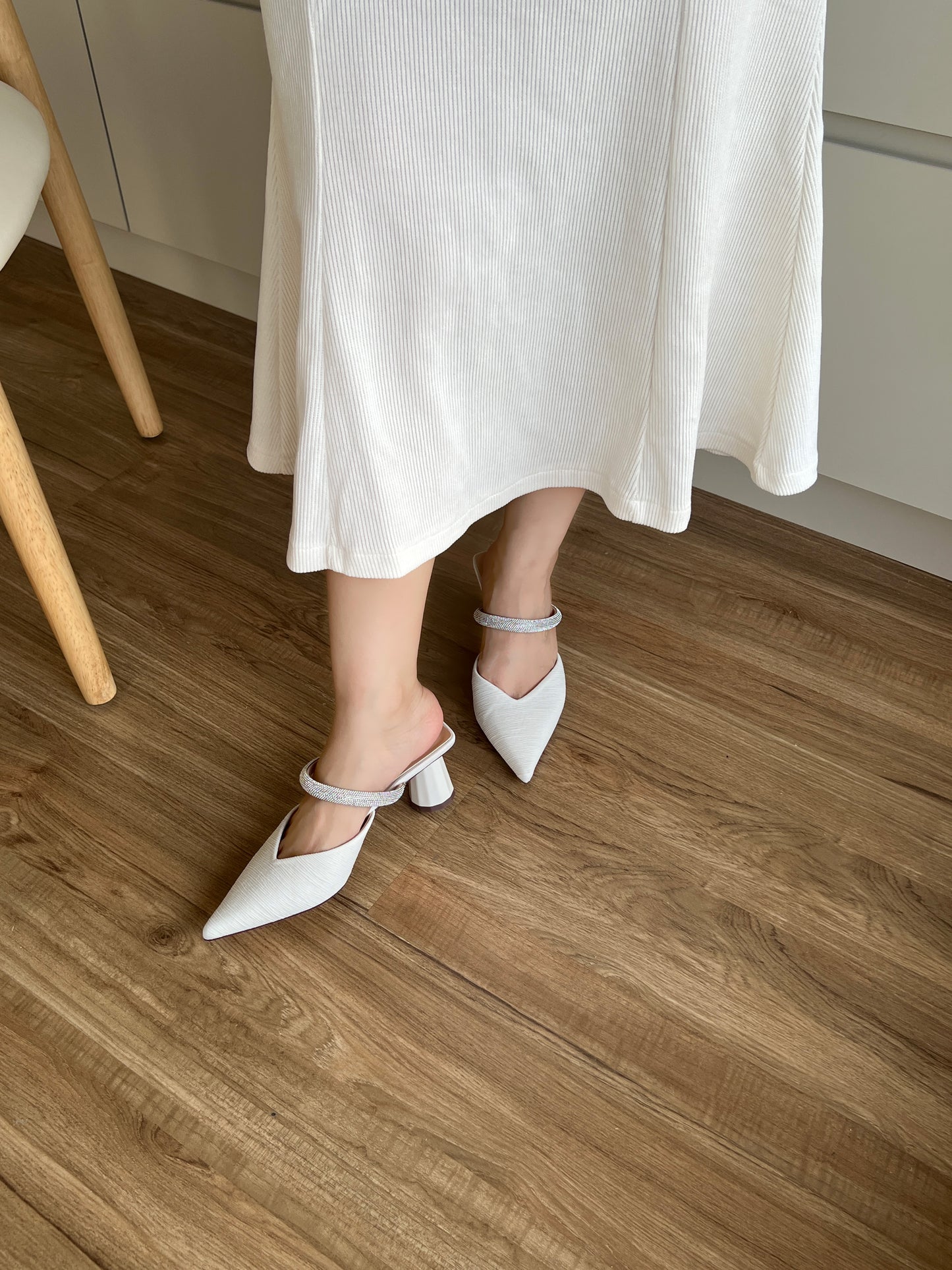 Bailey Rhinestones Pointed Heels (White / Size 36)