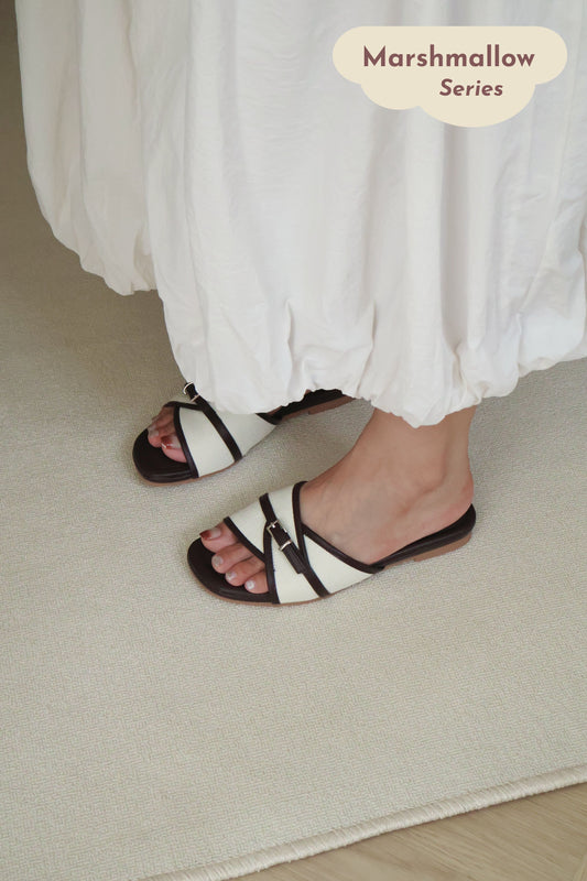 Oliver Contrast Buckle Slide Sandals (Chocolate)
