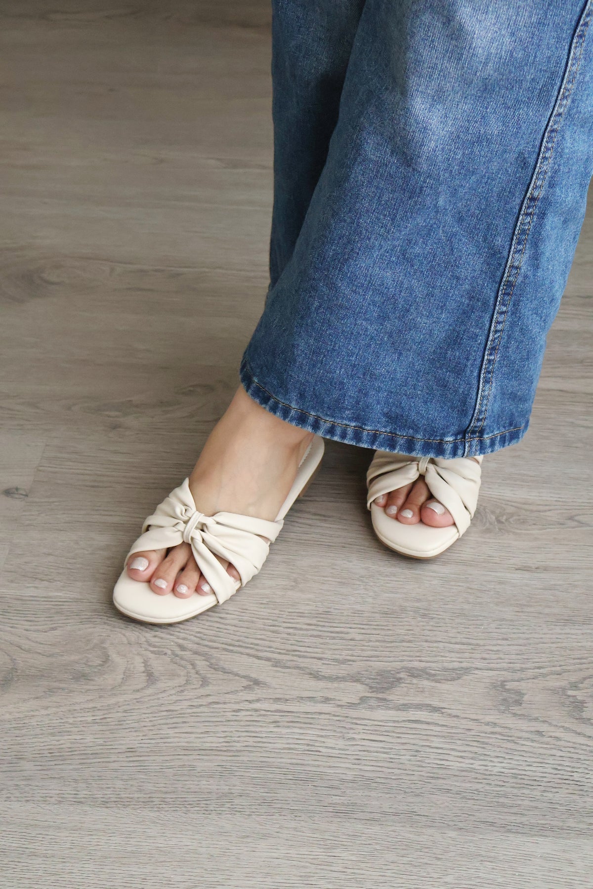Evette Soft Pleated Sandals (Cream White) (Slim feet only)