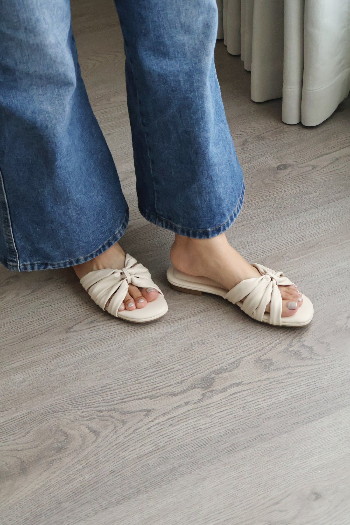 Evette Soft Pleated Sandals (Cream White) (Slim feet only)