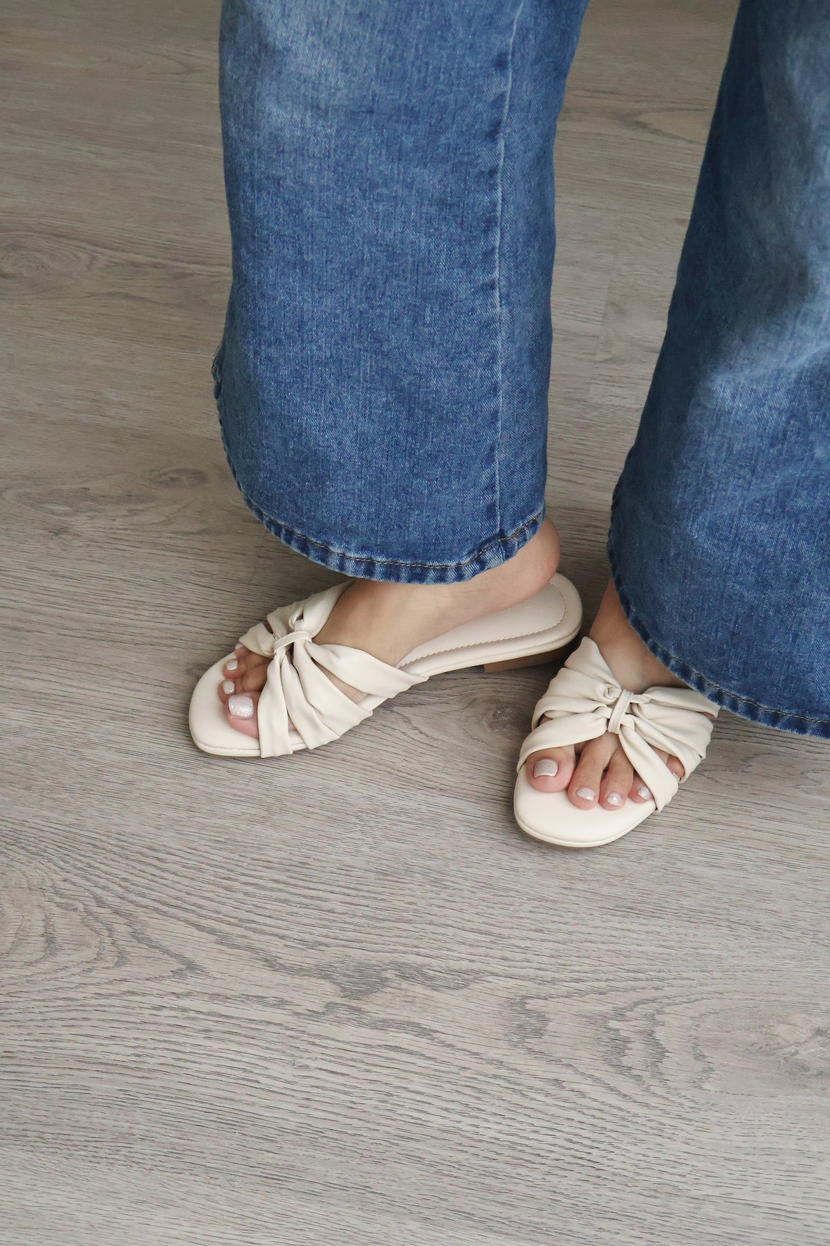 Evette Soft Pleated Sandals (Cream White) (Slim feet only)