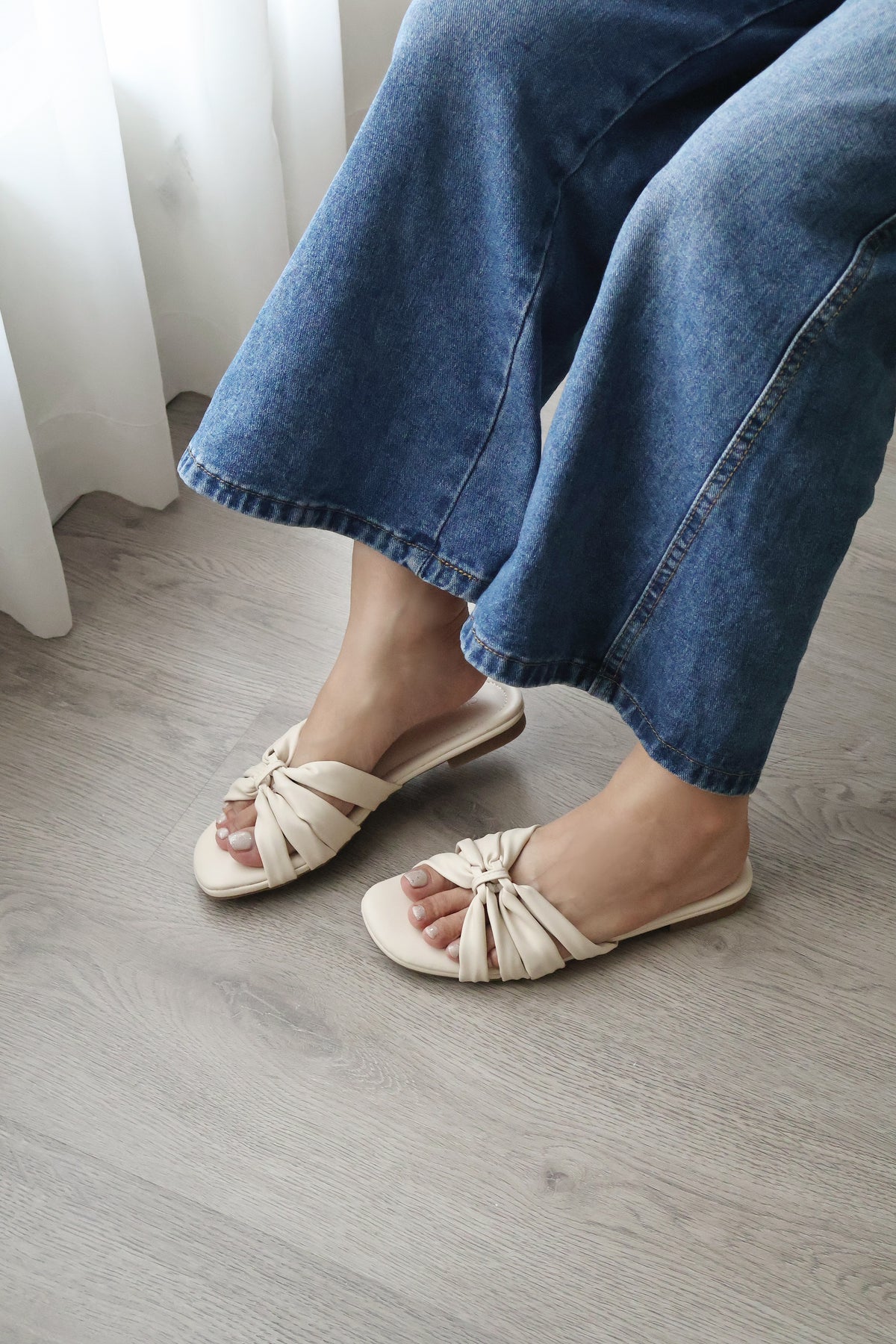Evette Soft Pleated Sandals (Cream White) (Slim feet only)