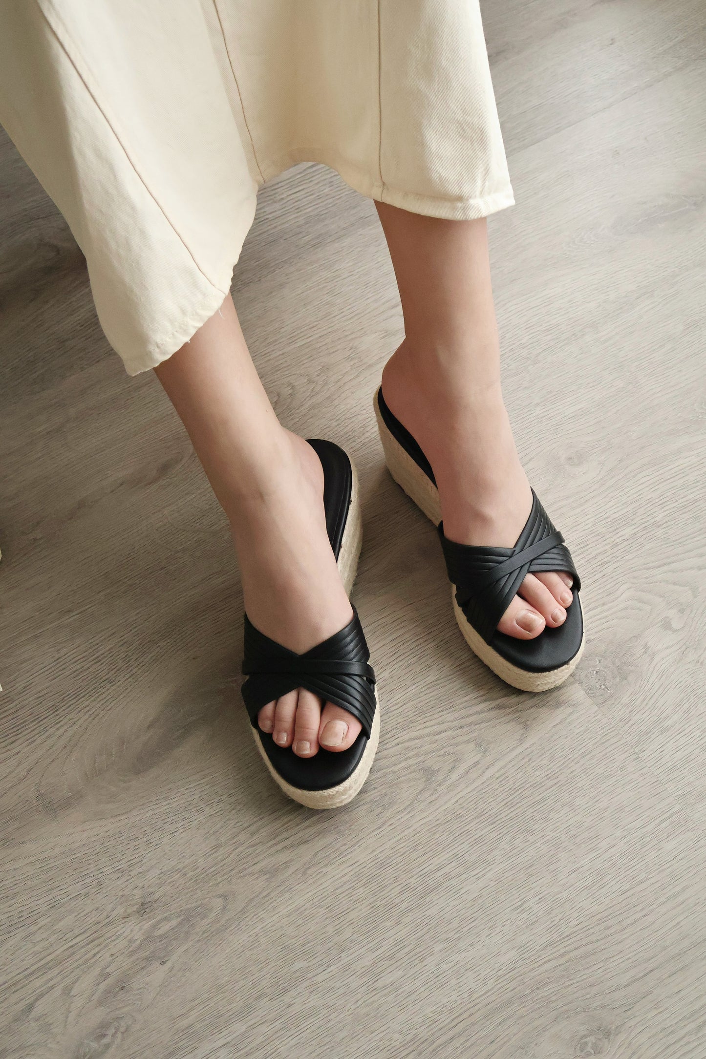 Havana Platform Wedges Sandals (Black)