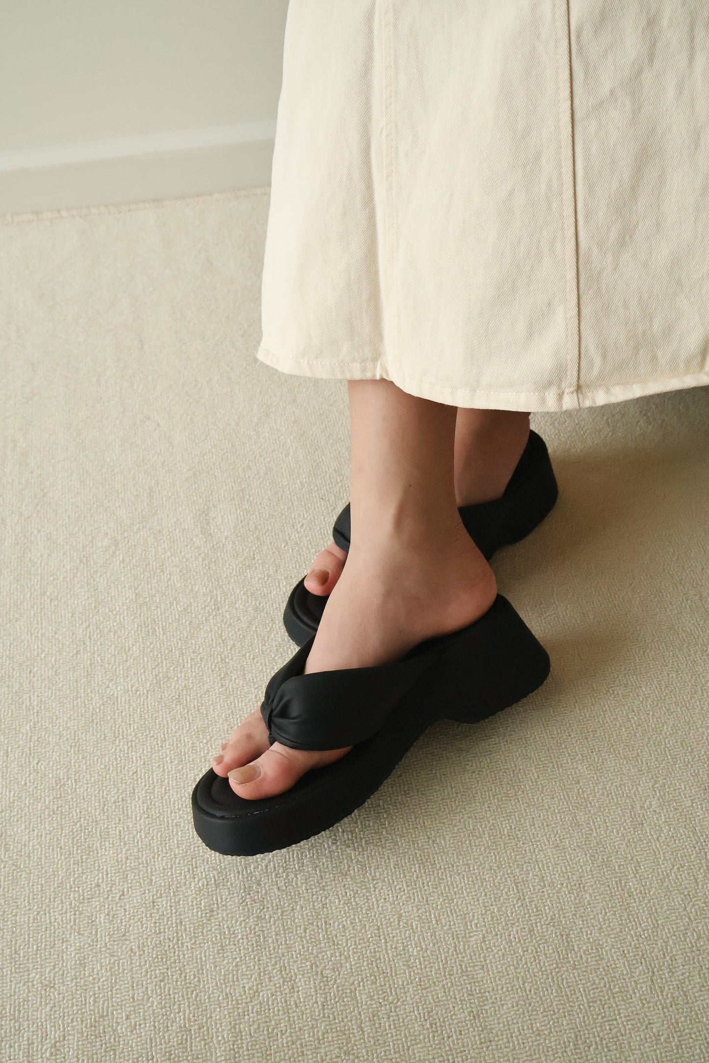 Everlyn Thong Flatform Wedges (Black)