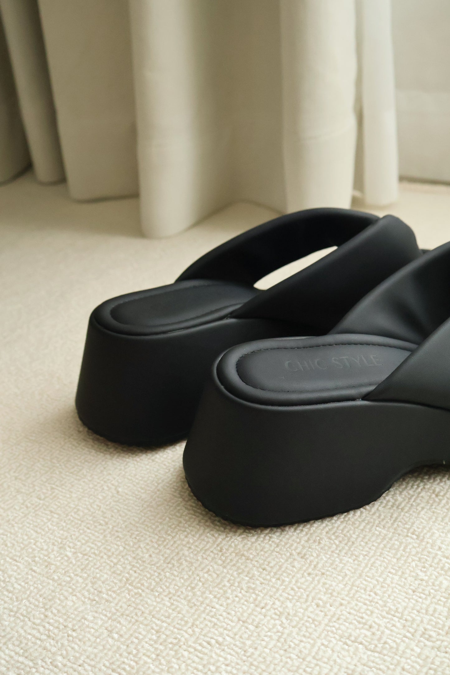 Everlyn Thong Flatform Wedges (Black)