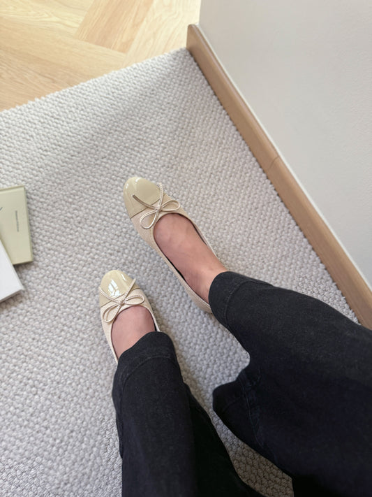 Jaclyn Tweed Ballet Flats (Cream White)