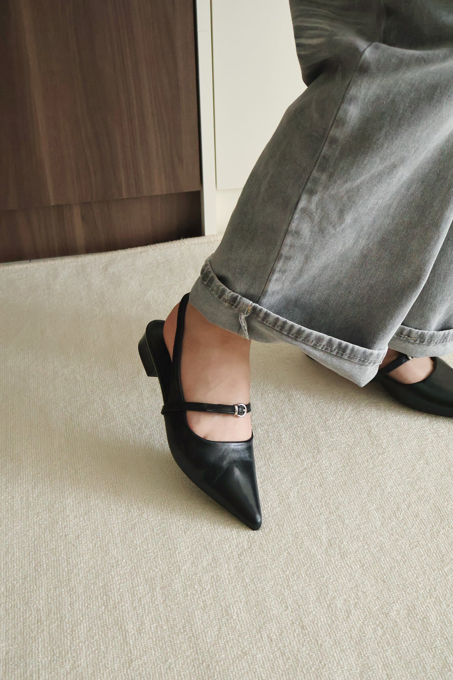 Liza Pointed Slingback Flats (Black)