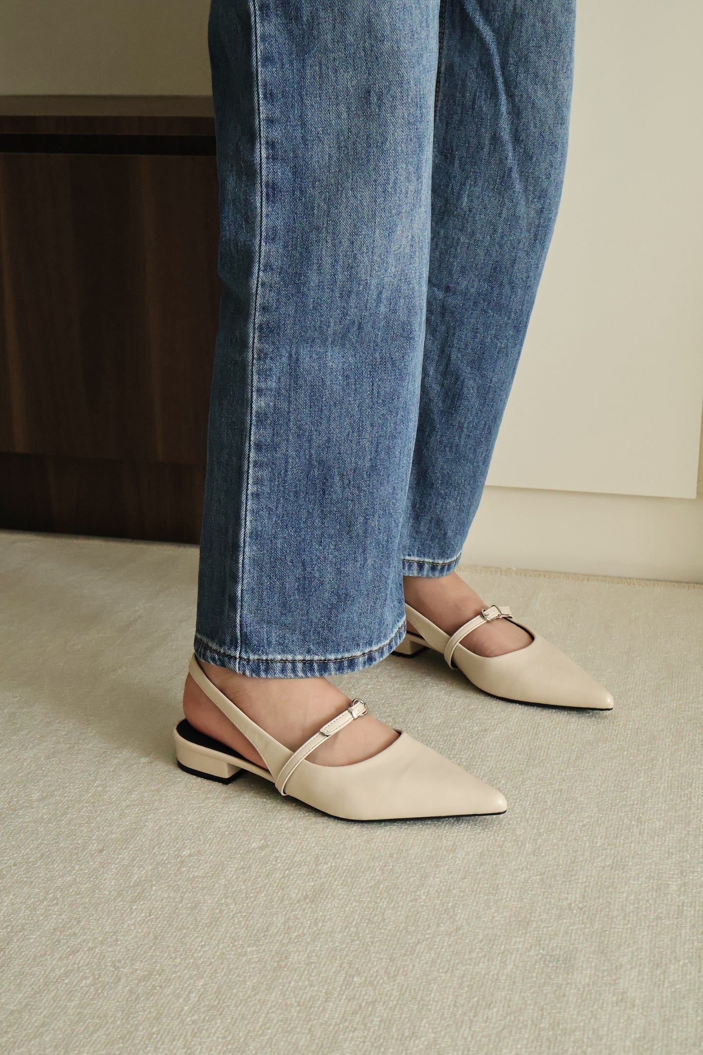 Liza Pointed Slingback Flats (Cream White)