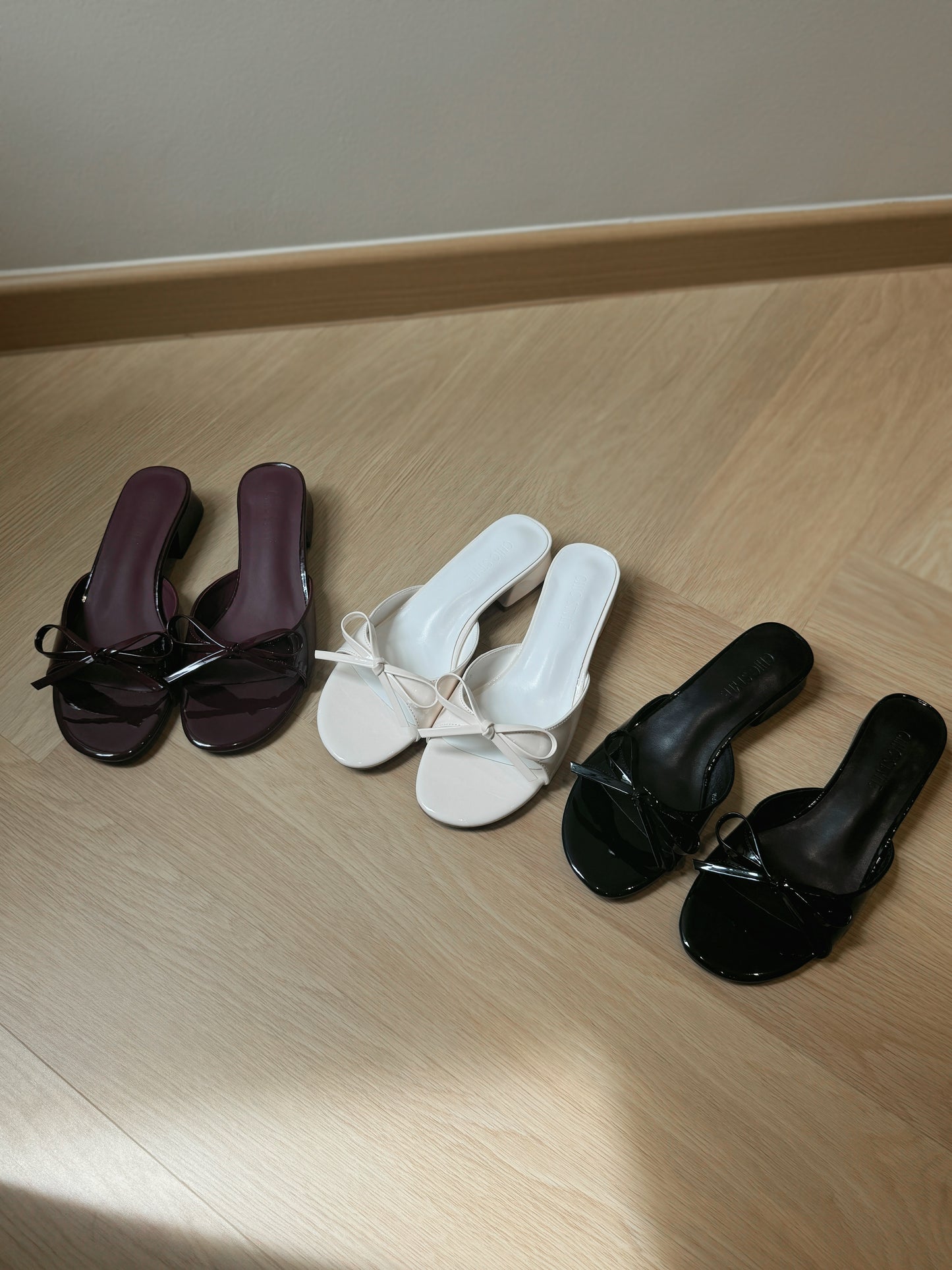 Chelsey Patent Bow Sandals (Burgundy)