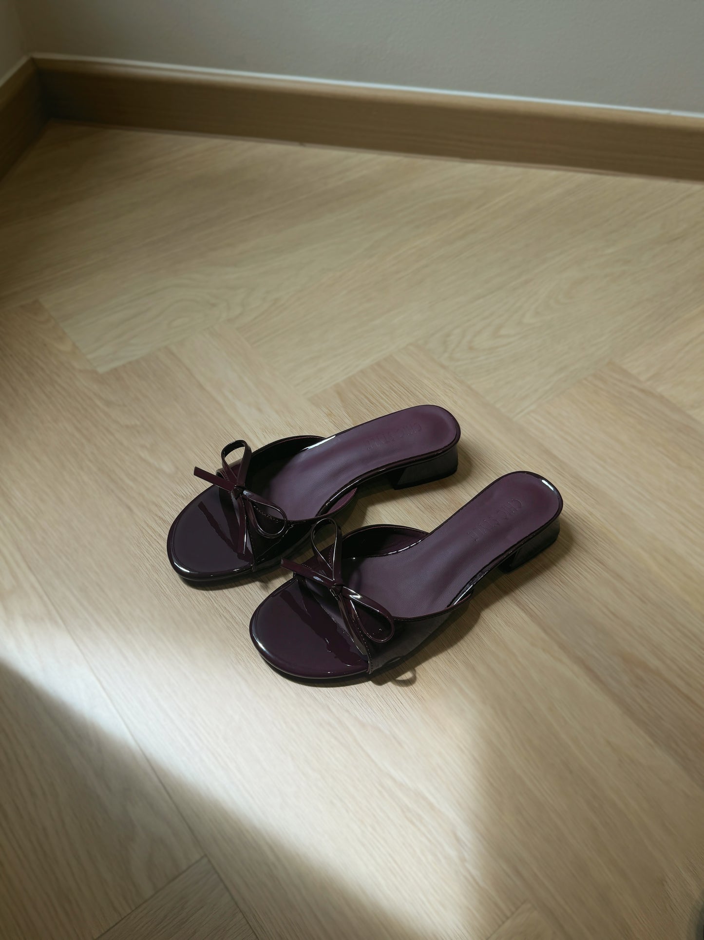 Chelsey Patent Bow Sandals (Burgundy)