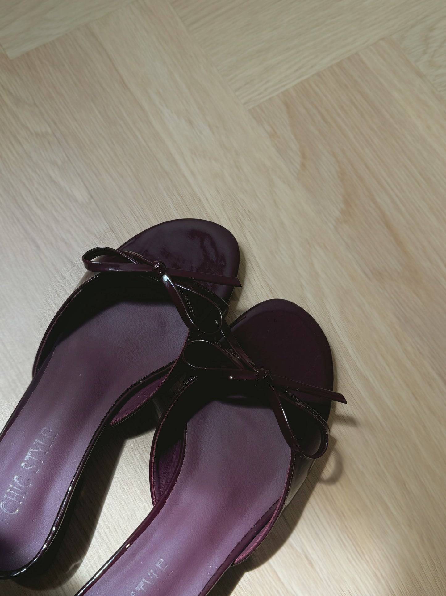 Chelsey Patent Bow Sandals (Burgundy)