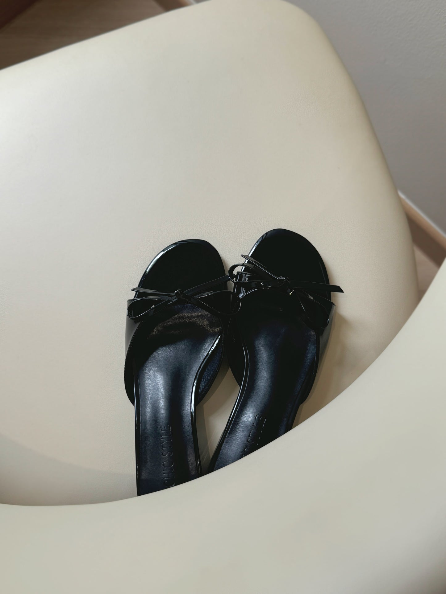 Chelsey Patent Bow Sandals (Black)