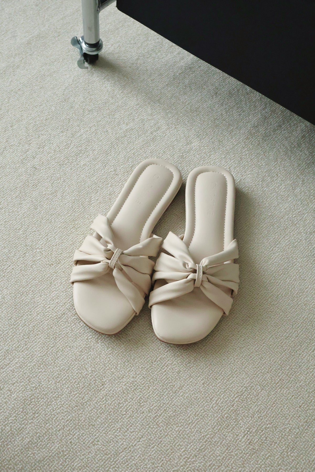 Evette Soft Pleated Sandals (Cream White) (Slim feet only)