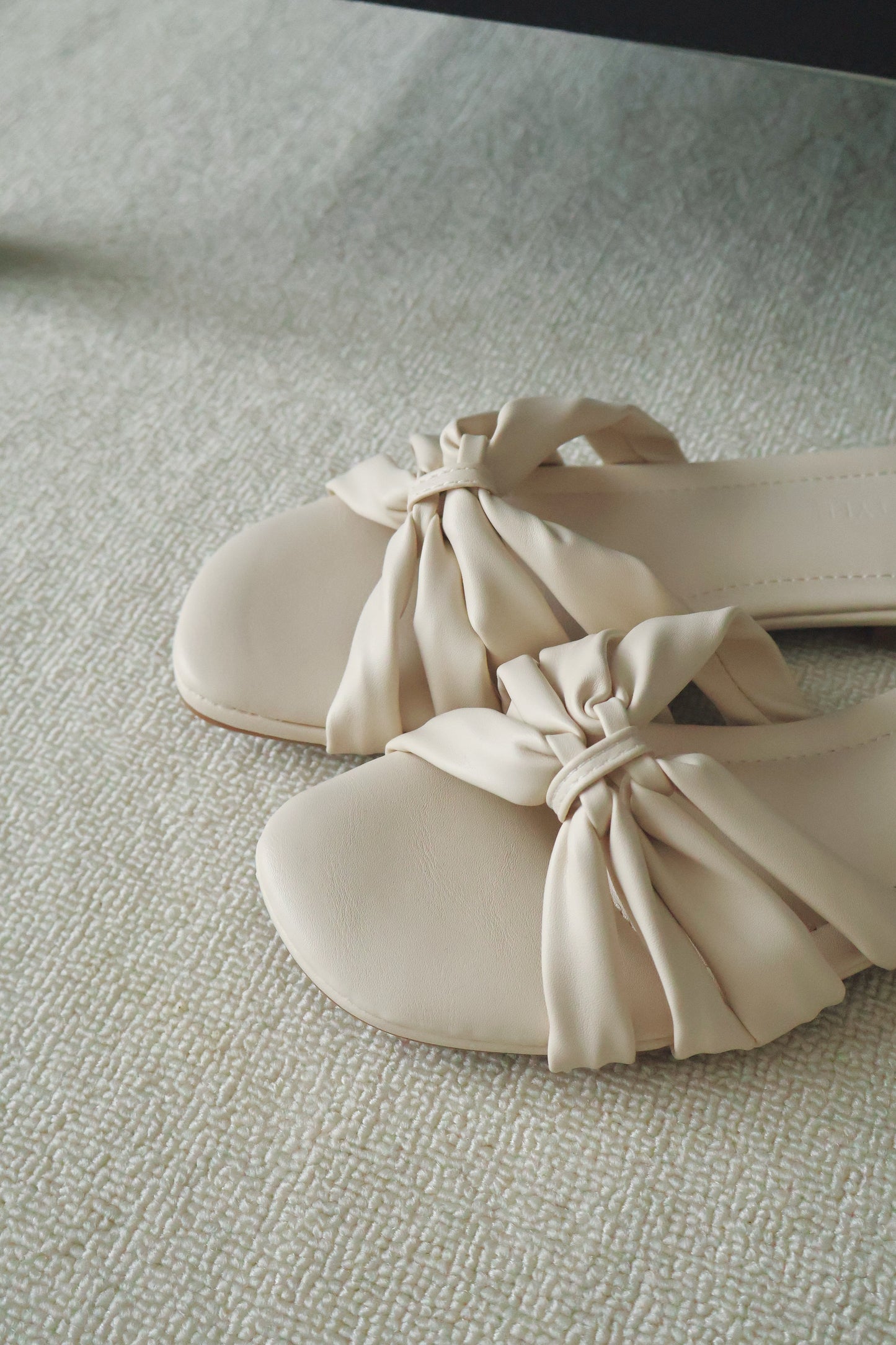 Evette Soft Pleated Sandals (Cream White) (Slim feet only)