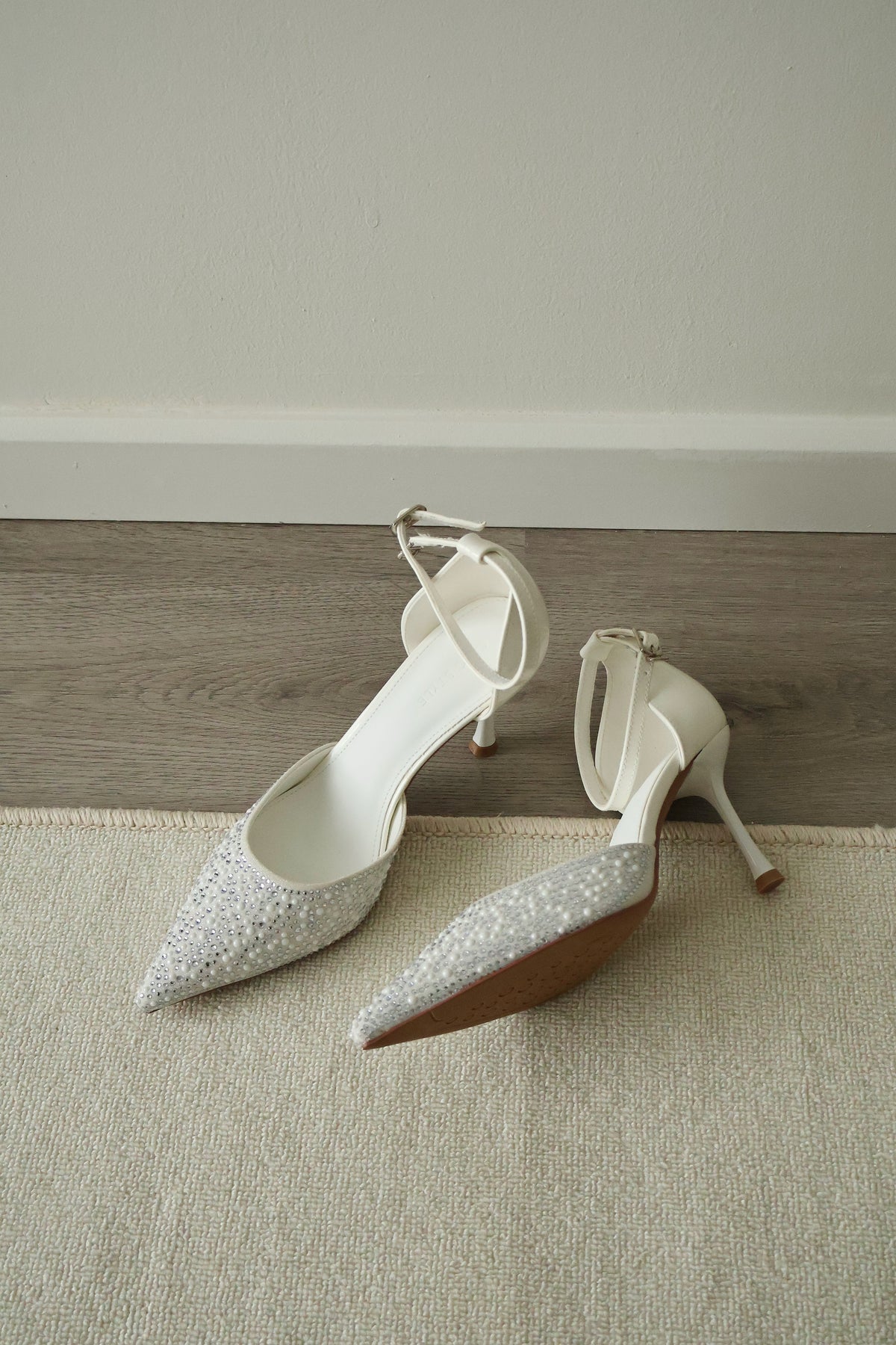Miyeon Glitter Pointed Heels (White)