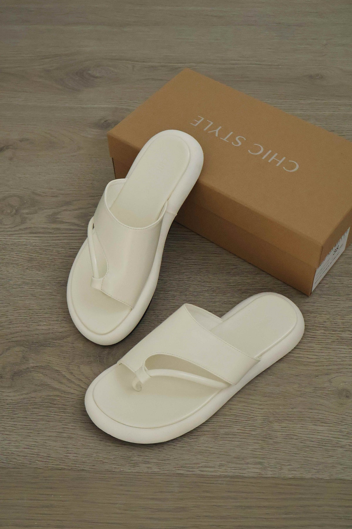 Jolie Loop Toe Sandals (Cream White)