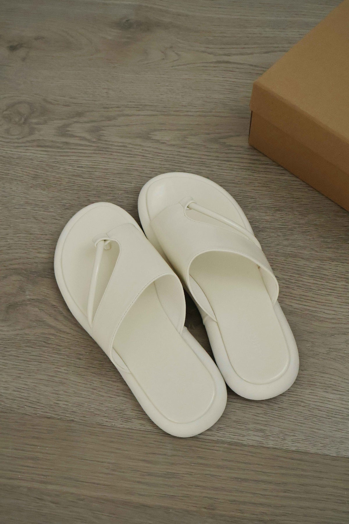 Jolie Loop Toe Sandals (Cream White)
