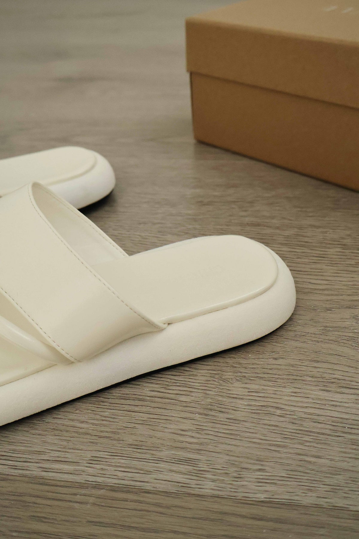 Jolie Loop Toe Sandals (Cream White)