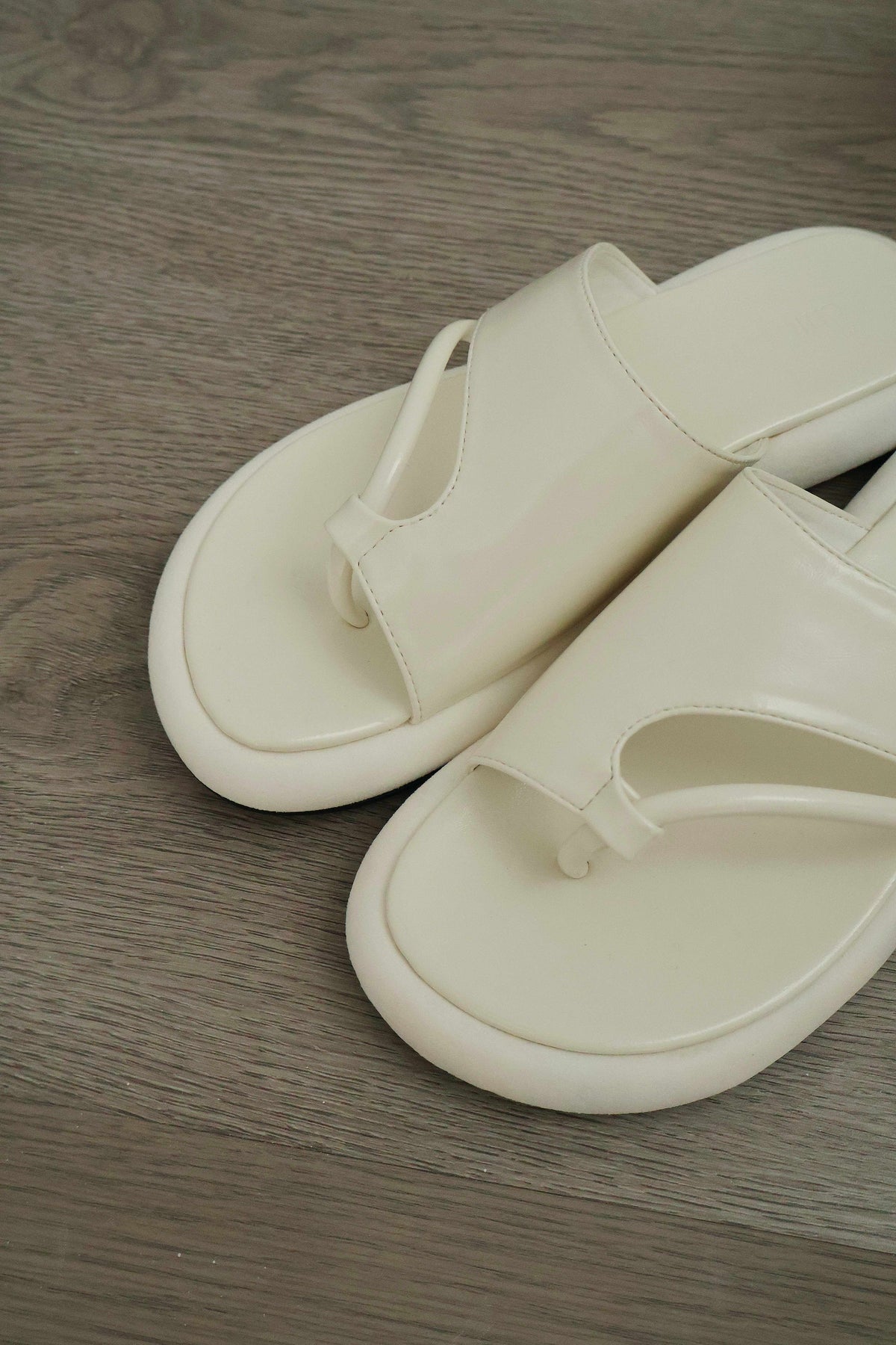 Jolie Loop Toe Sandals (Cream White)