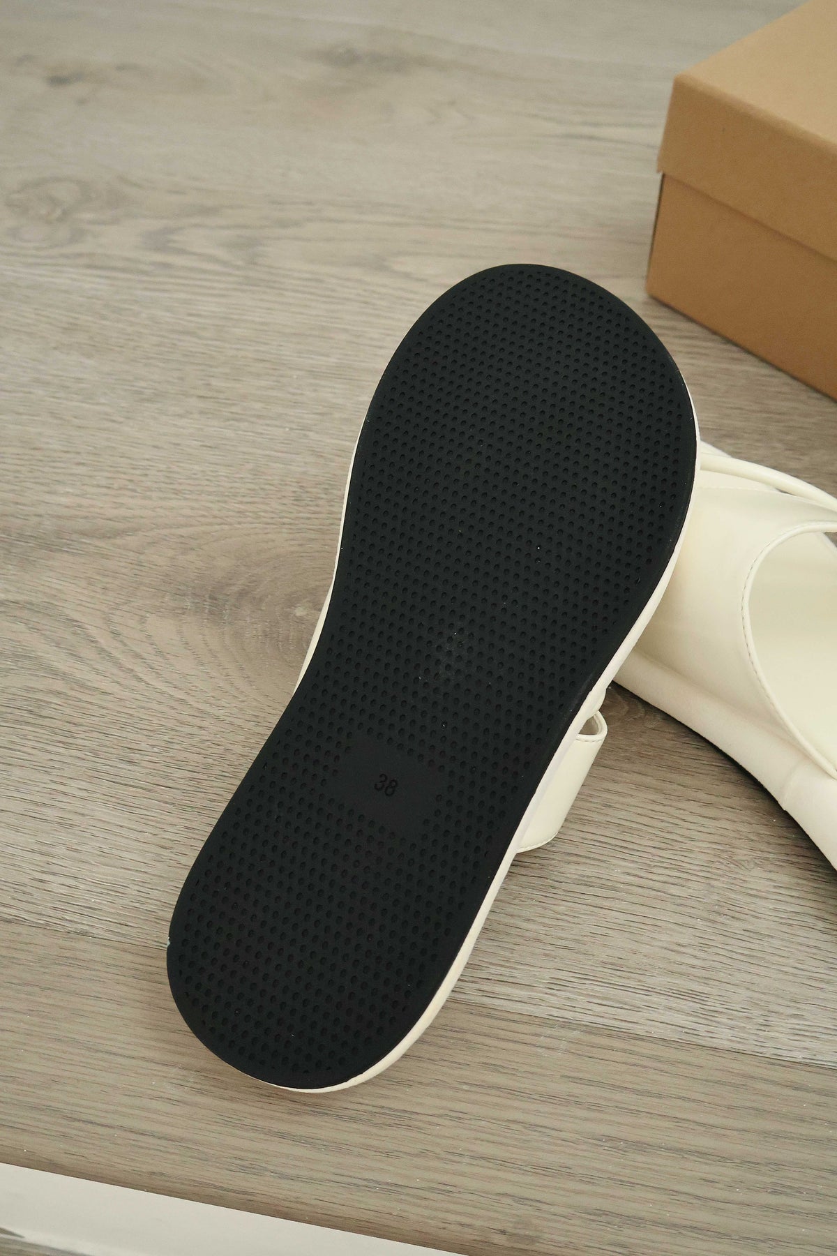 Jolie Loop Toe Sandals (Cream White)