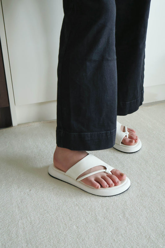 Jolie Loop Toe Sandals (Cream White)
