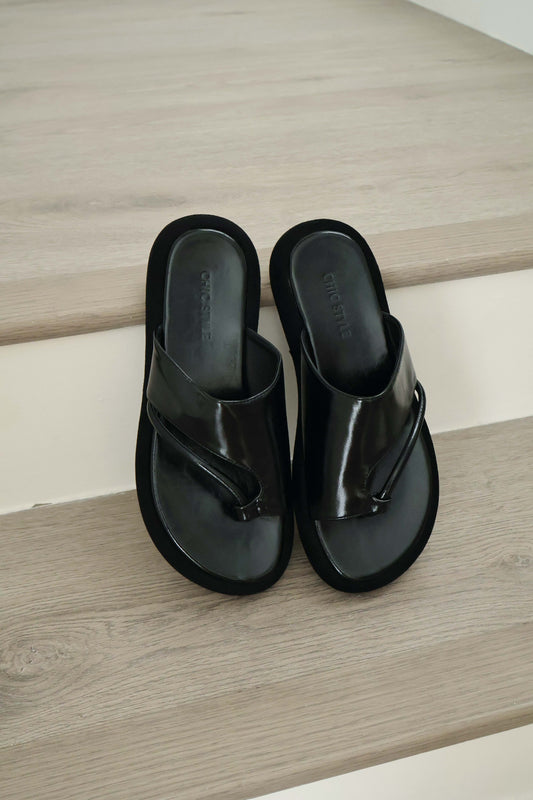 Jolie Loop Toe Sandals (Black)