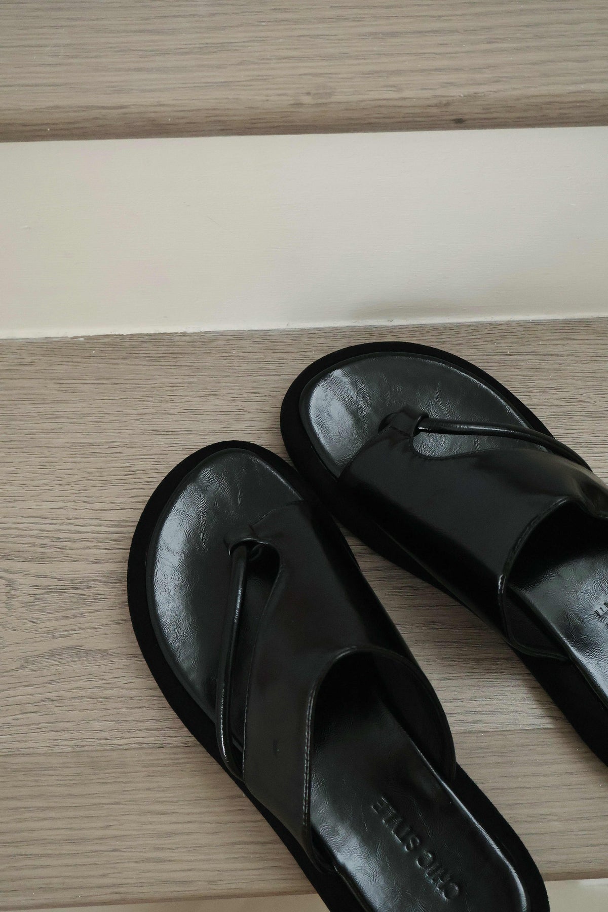 Jolie Loop Toe Sandals (Black)