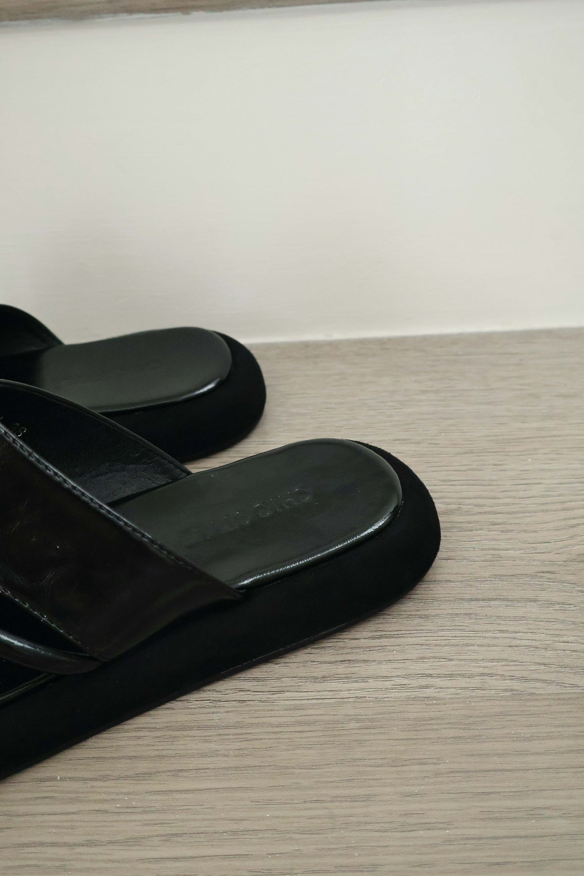 Jolie Loop Toe Sandals (Black)