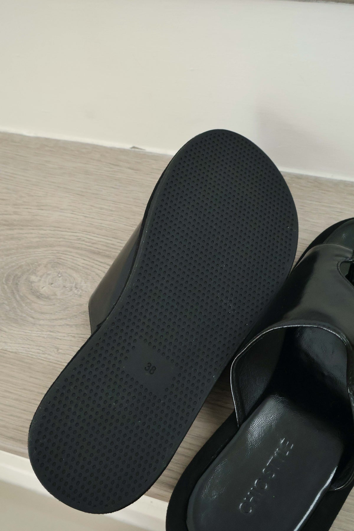 Jolie Loop Toe Sandals (Black)