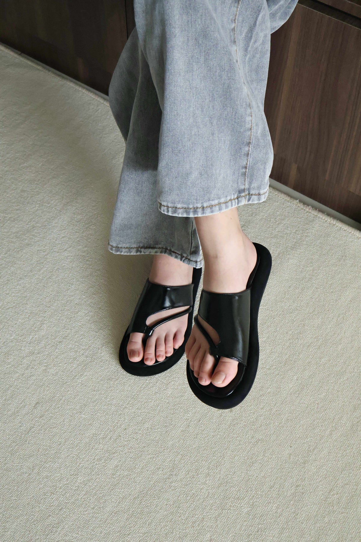 Jolie Loop Toe Sandals (Black)