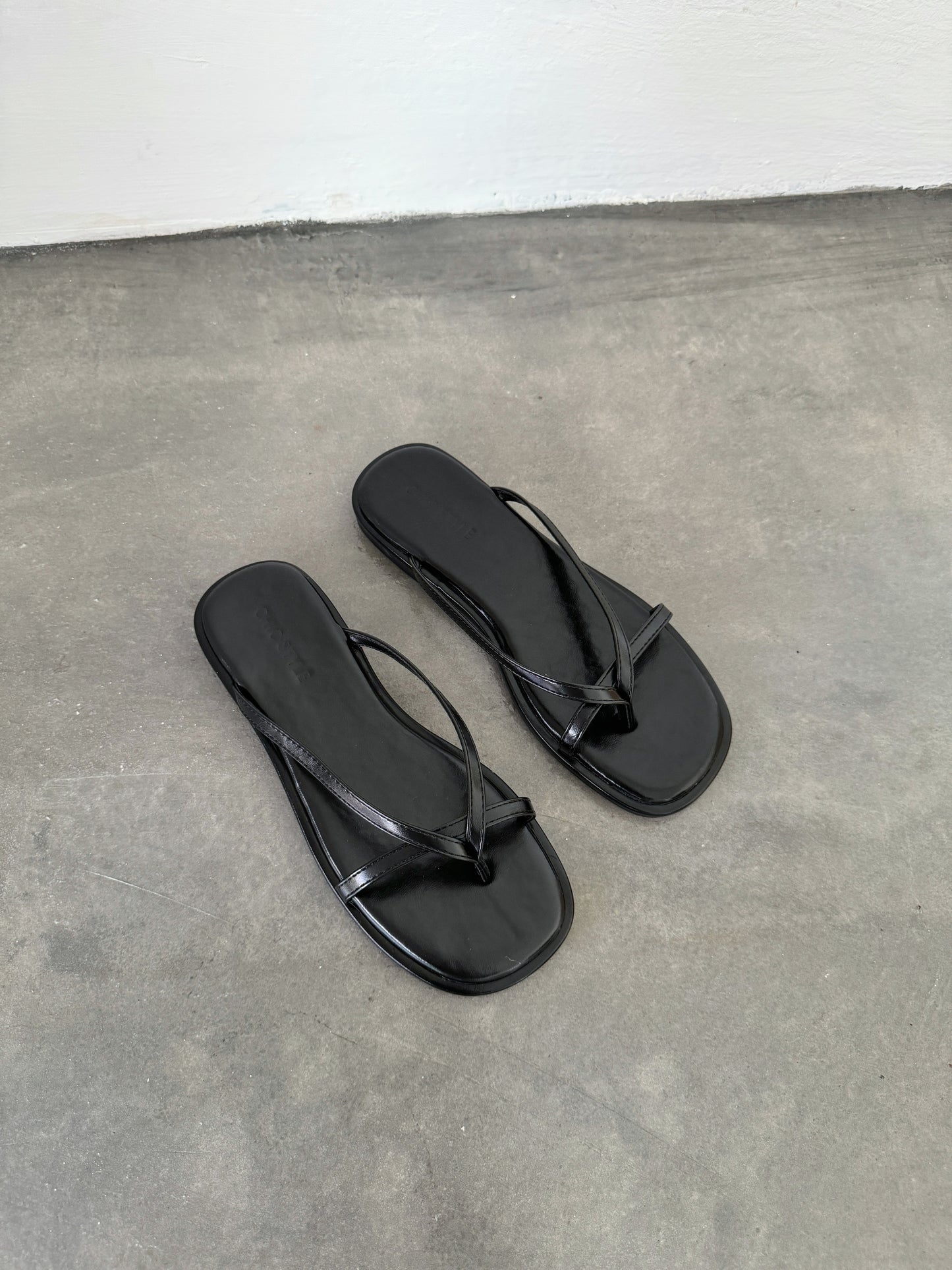 Gabine Strappy Sandals (Black)