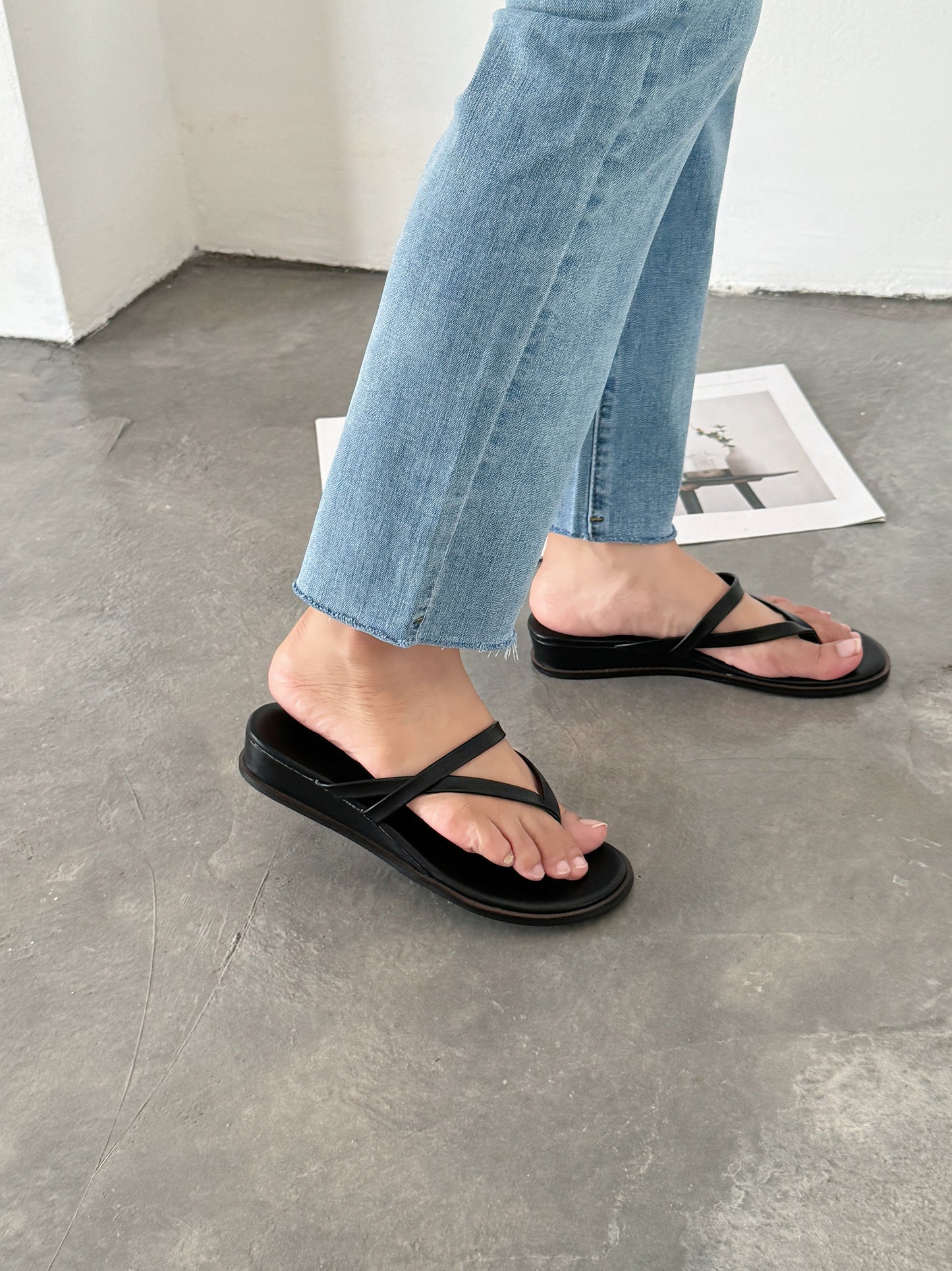 Luca Wedges Thong Sandals (Black)