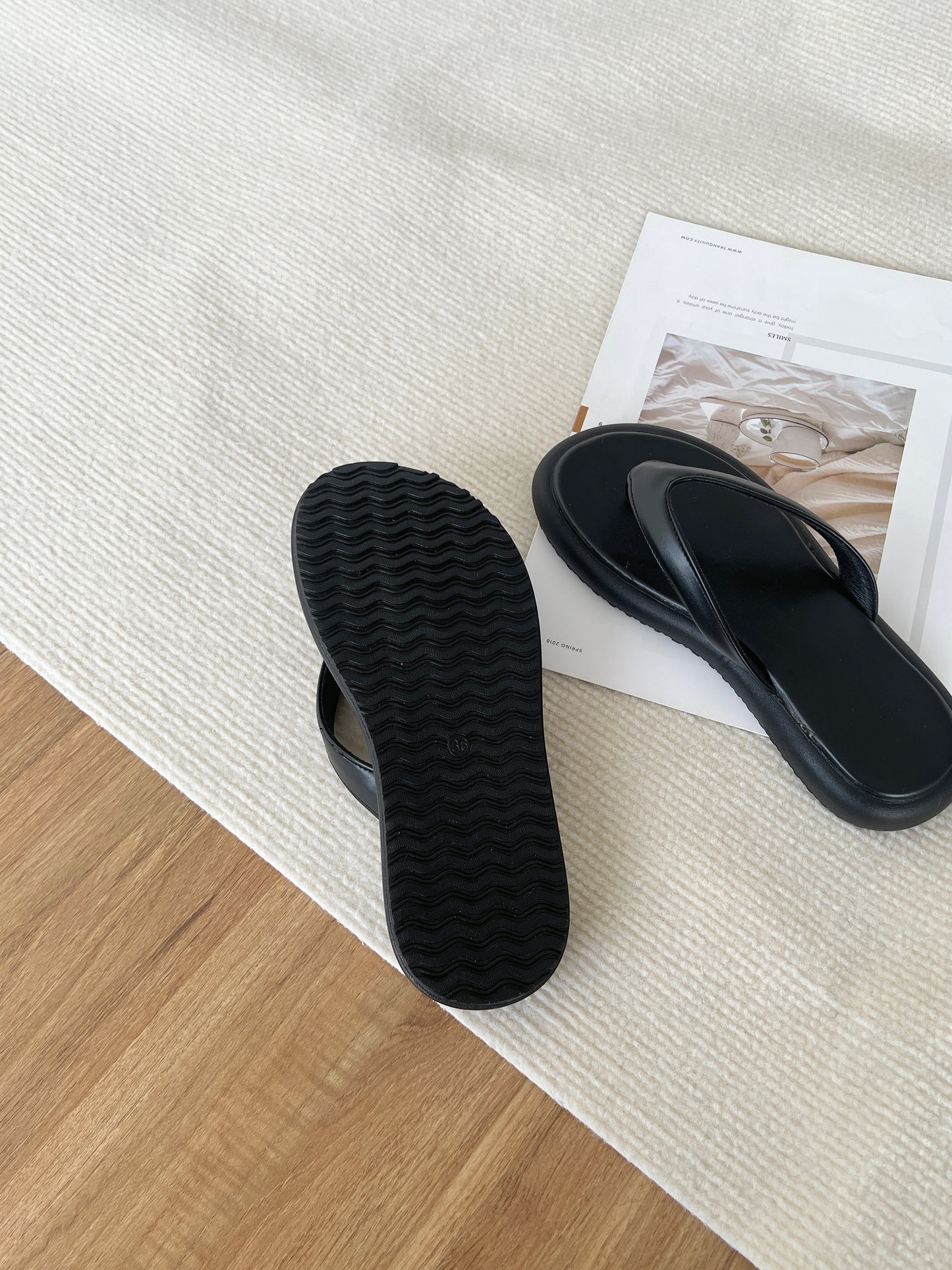 Heidi Thong Homey Sandals (Black)