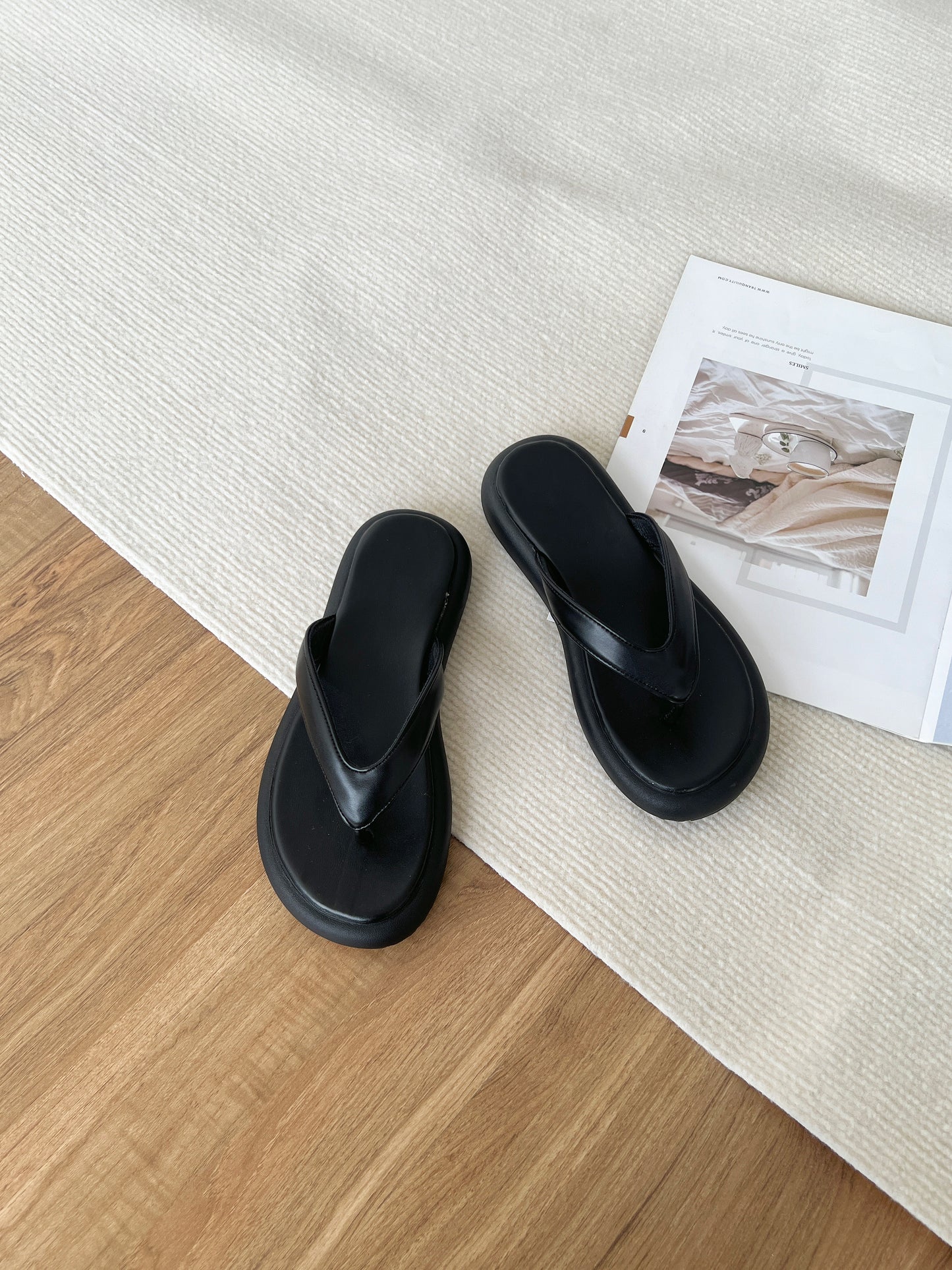 Heidi Thong Homey Sandals (Black)