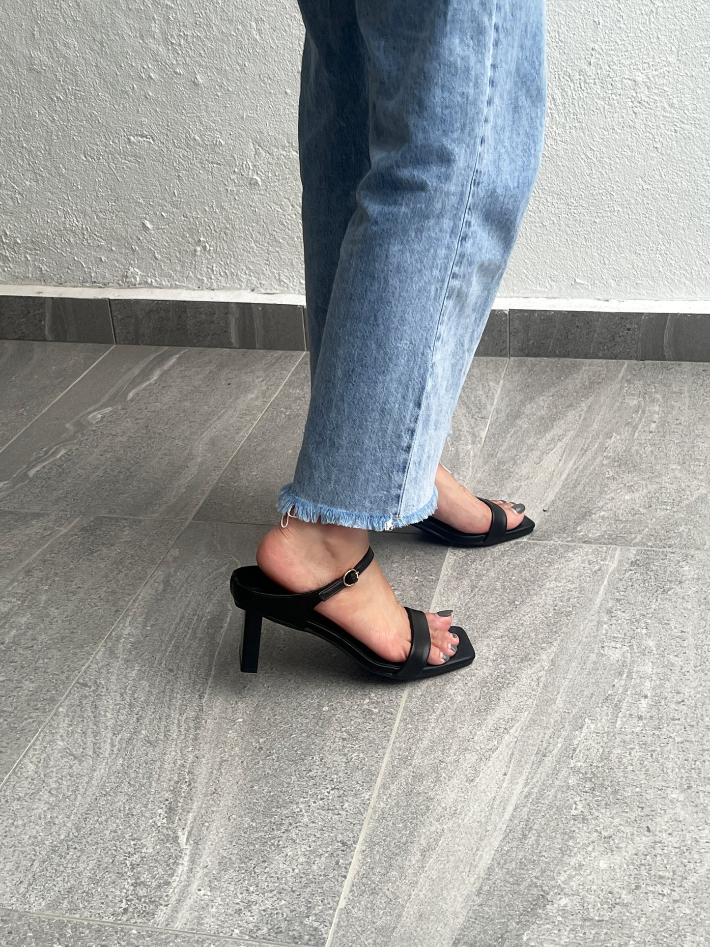 Evon Strappy High Heels (Black)