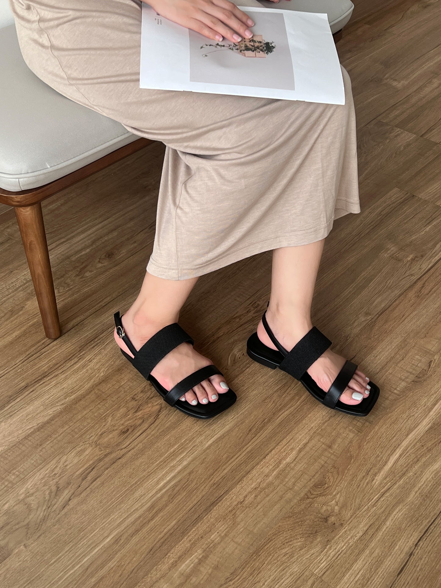 Tiara Roman Style Flat Sandals (Black)