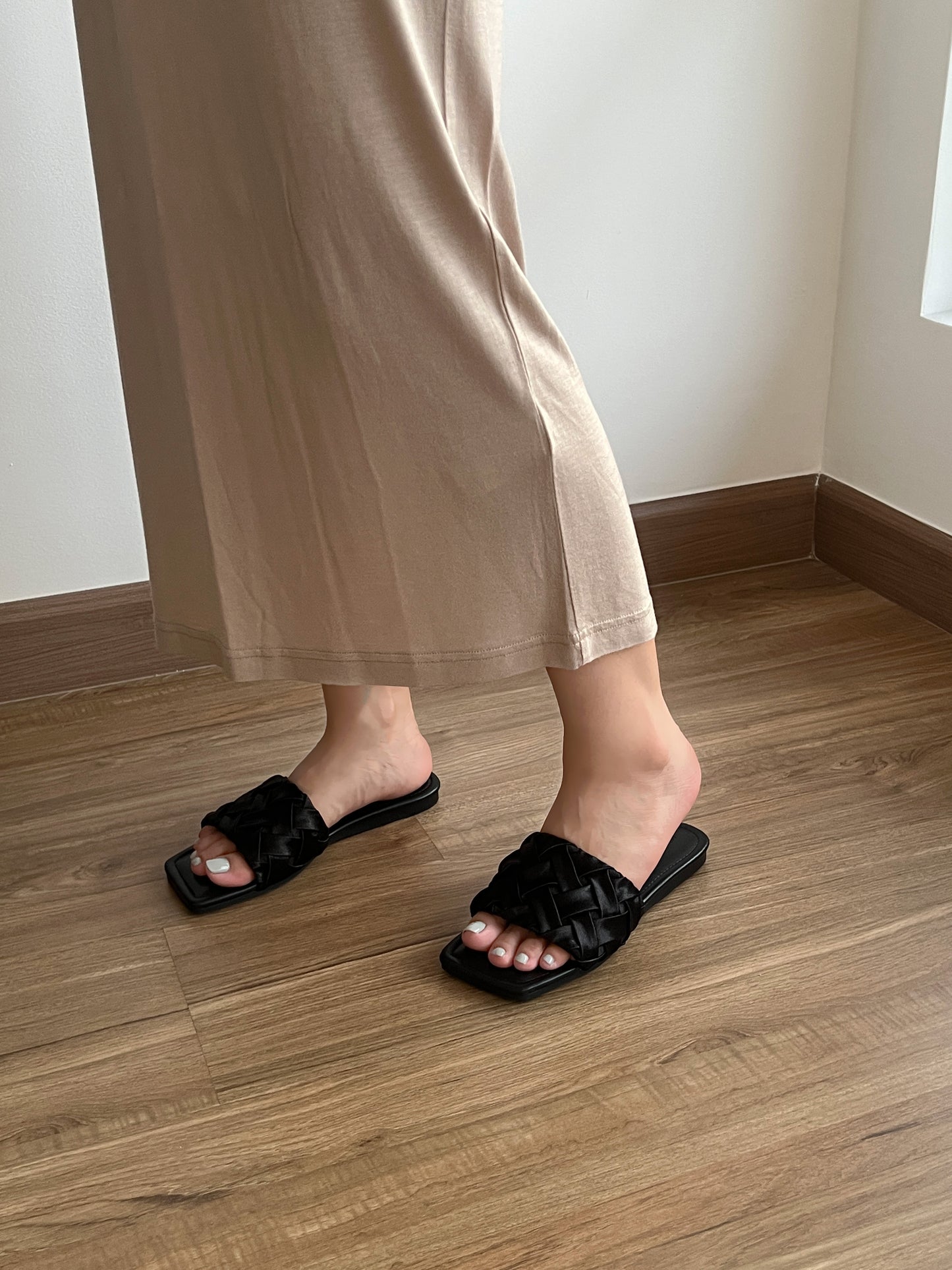 Jen Elegant Woven Flat Sandals (Black)
