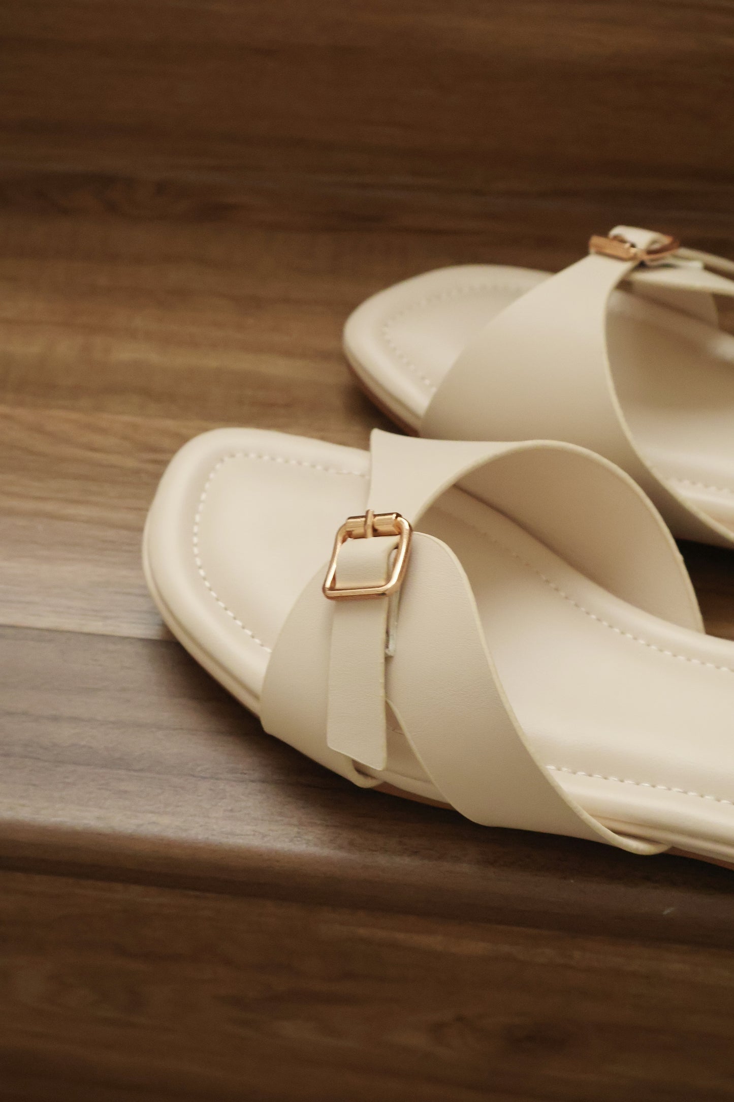 Zaelyn Buckle Wrap Slide Sandals (Cream White / 35 36 40)